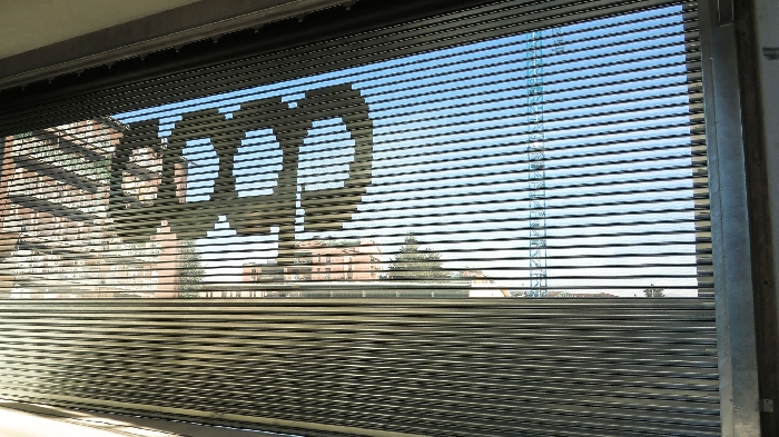 Serranda microforata con logo personalizzato, Coop Bergamo
